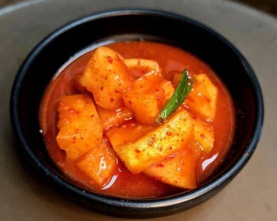Radish kimchi/깍두기.