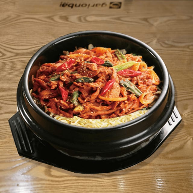 Spicy pork bulgogi stone bibimbap/제육돌솥비빔밥.