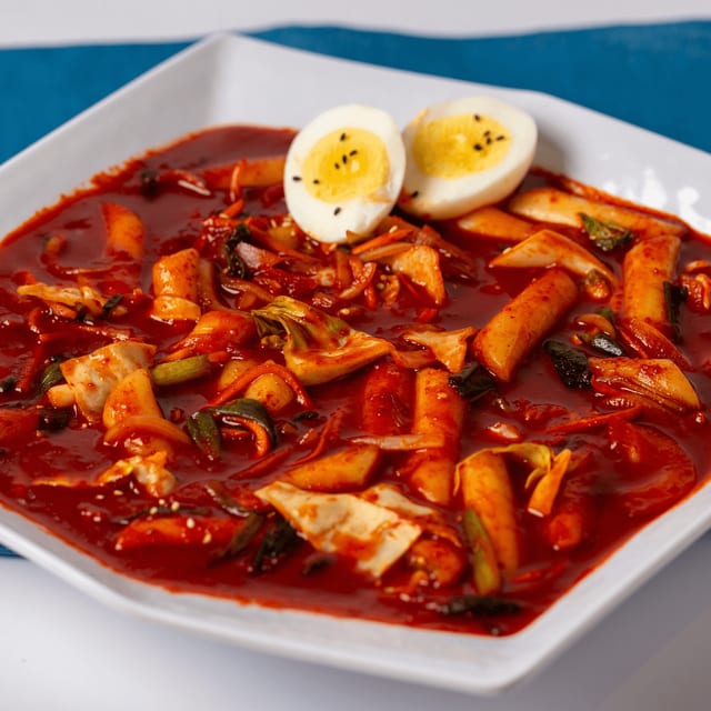 Spicy rice cake (떡볶이).