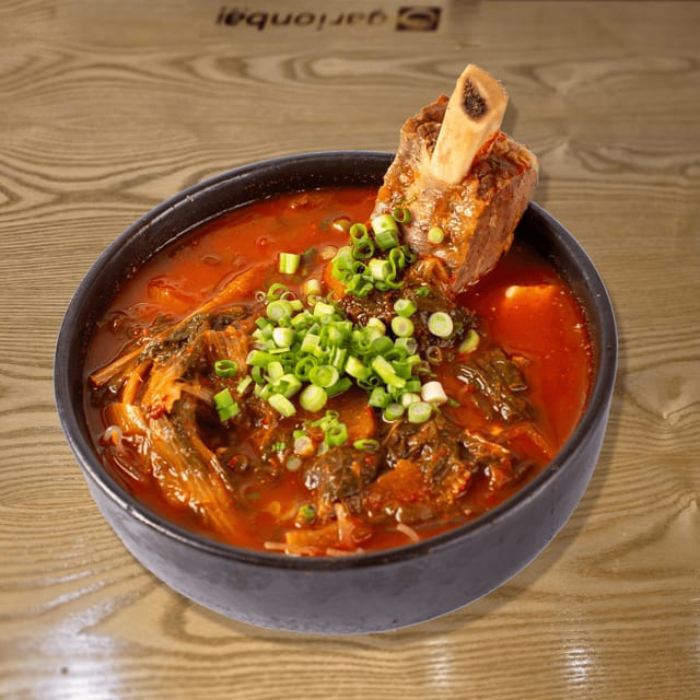 Spicy kalbitang/얼큰갈비탕.
